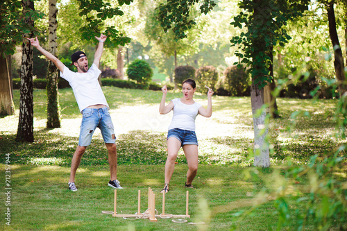 Fotografie Guy and girl compete in the ring toss
