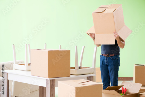Man moving house with boxes © Elnur