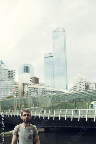Retrato de hombre joven frente a rascacielos en una gran ciudad