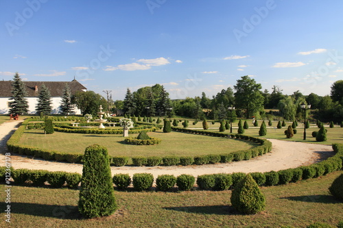 Ogród przed pałacem w Sobkowie