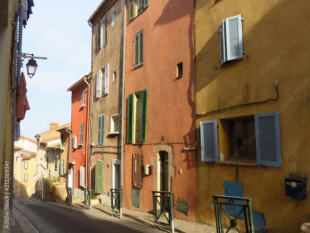 Hyères, ruelle provençale pittoresque avec des maisons aux façades colorées (France)