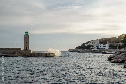 Wallpaper Mural Phare, jetée et vagues Torontodigital.ca