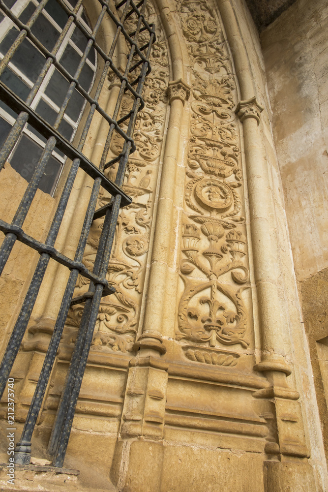 Φωτογραφία Rich decorations on the walls above the Entrance of the Round Templar Church of