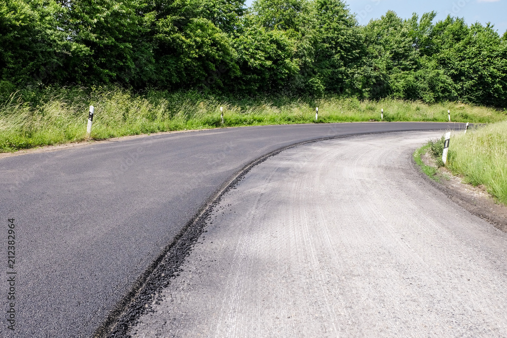 Obraz premium Straße erhält eine neue Decke aus Asphalt
