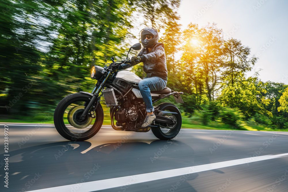 Naklejka premium motocykl na drodze. zabawy na pustej drodze podczas wycieczki motocyklowej / podróży