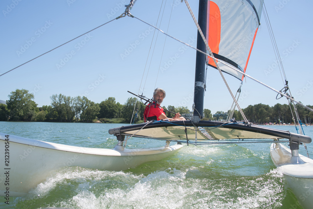 Naklejka premium enjoying extreme sailing with racing sailboat