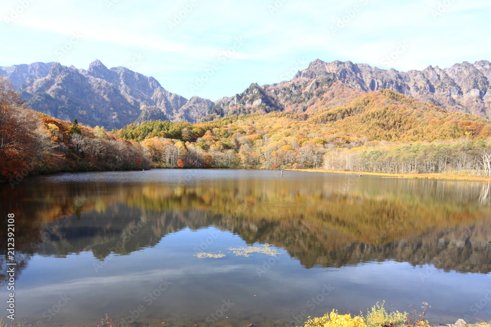 Fototapeta premium 戸隠の秋の鏡池