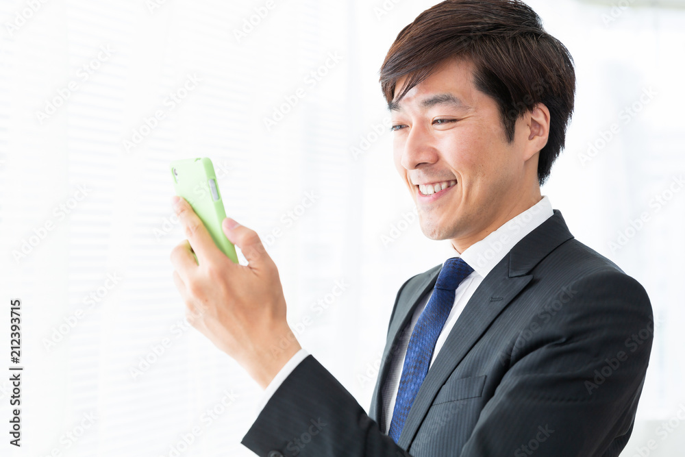 スマホを見るミドル男性 ビジネス スマホを見るミドル男性 ビジネス