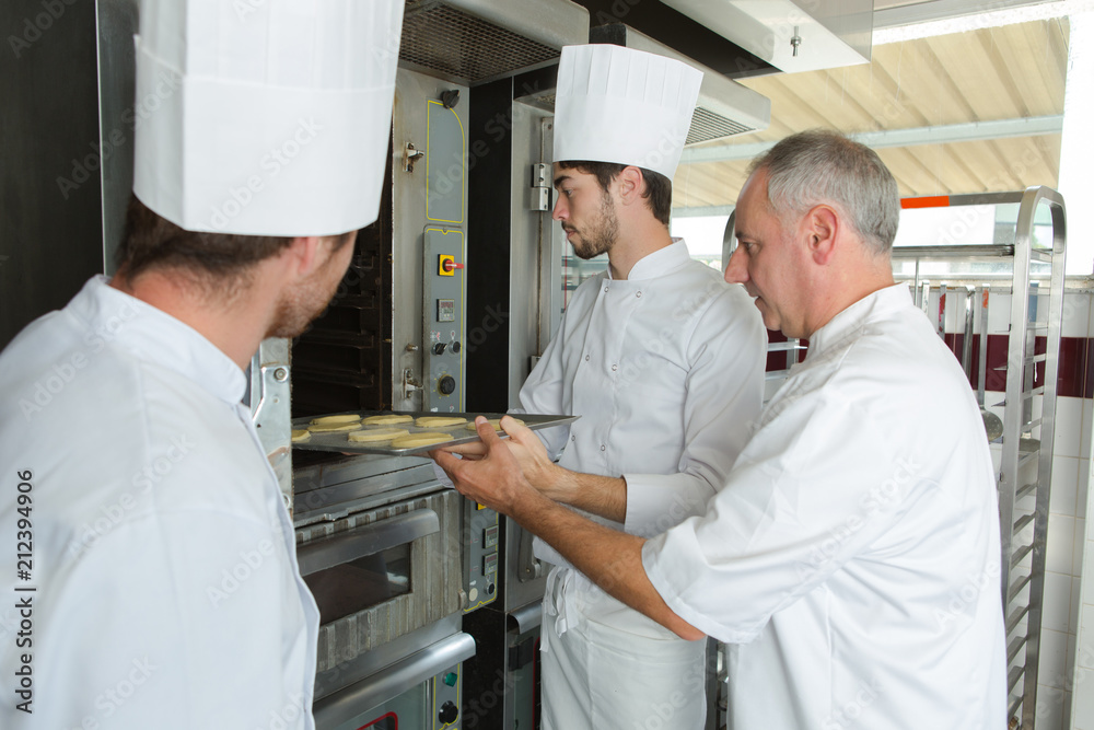 Obraz premium Trainee chef at oven