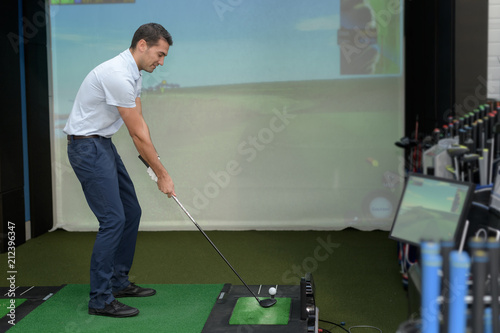 Bild auf Leinwand young man gaming golf in vr headset