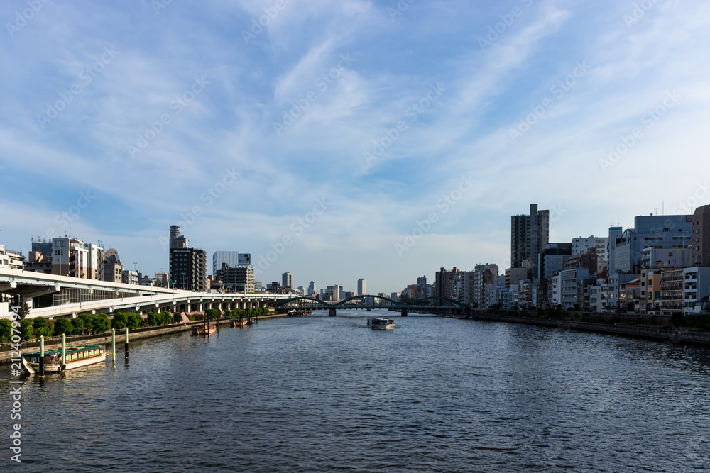 (東京都ｰ都市風景)隅田川を上る遊覧船