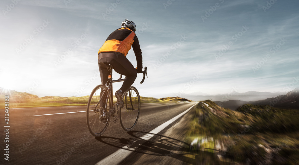 Fototapeta premium Radsportler auf einer Landstraße