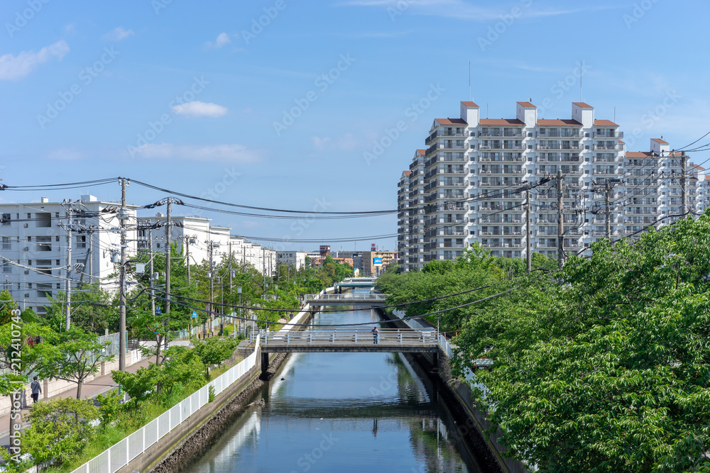 川沿いのマンションの風景 Stock 写真 Adobe Stock 川沿いのマンションの風景 Stock 写真 Adobe Stock