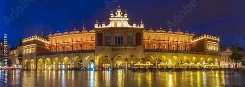 Fototapeta Kraków, Polska-czerwiec 2018: Sukiennice nocą, Rynek Główny, Kraków, Polska
