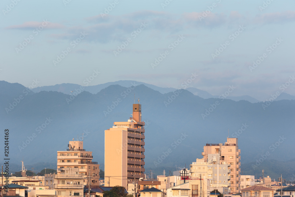神奈川県厚木市・相模川から見る夜明け前の大山と街並み