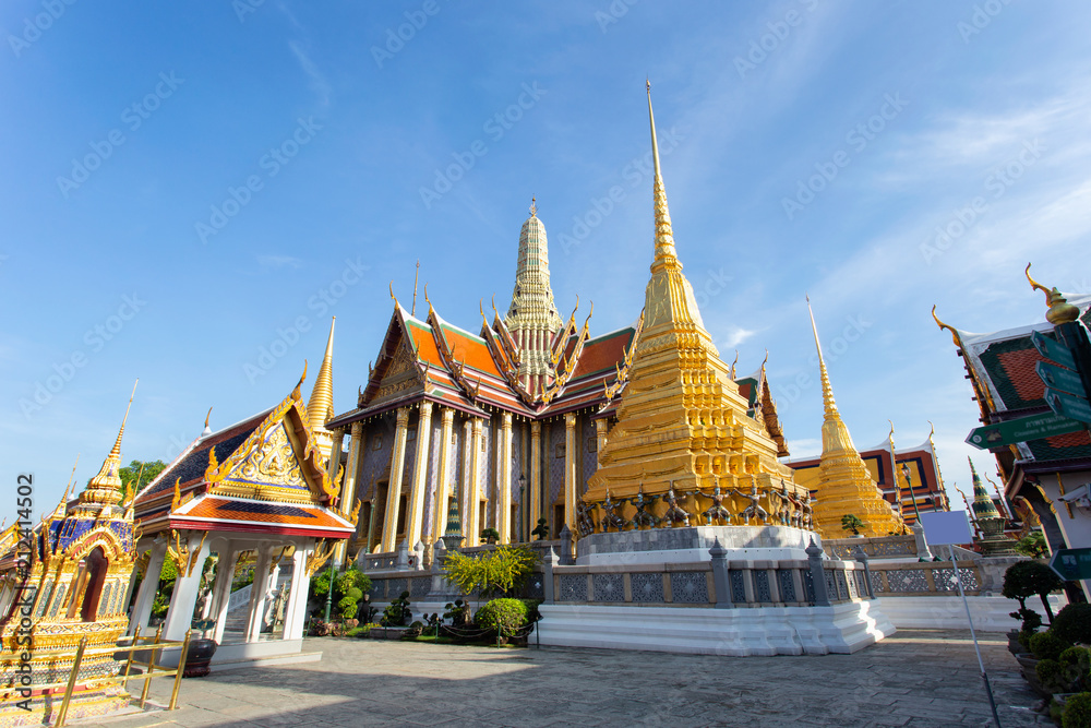 Fototapeta premium Wat Phra Kaew Ancient temple in bangkok, Thailand