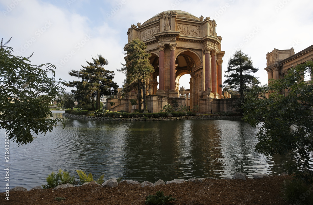 The Palace of Fine Arts was one of ten palaces at the heart of the Panama-Pacific Exhibition. Was designed by Bernard Maybeck, who took his inspiration from Roman and Ancient Greek architecture.