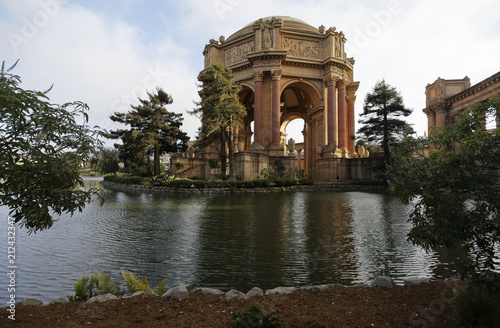 The Palace of Fine Arts was one of ten palaces at the heart of the Panama-Pacific Exhibition. Was designed by Bernard Maybeck, who took his inspiration from Roman and Ancient Greek architecture.