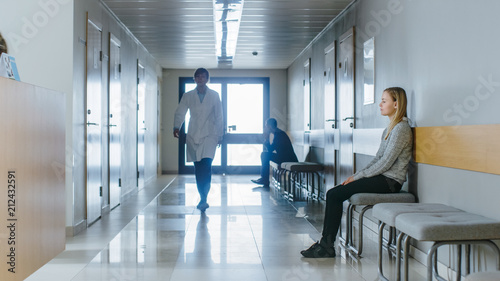 Fotografie Busy Hospital Hallway
