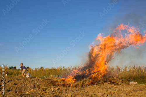 Φωτογραφία boy escapes from the fire