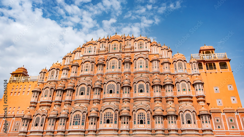 Obraz premium Hawa Mahal on a sunny day, Jaipur, Rajasthan, India. An UNESCO World heritage. Beautiful window architectural element.