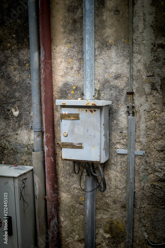 Typisch alter Stromkasten in einer kroatischen Stadt