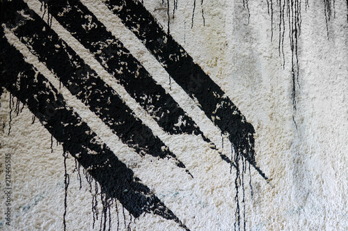 Streifen Graffiti Ausschnitt in schwarz/weiß mit Farbläufer