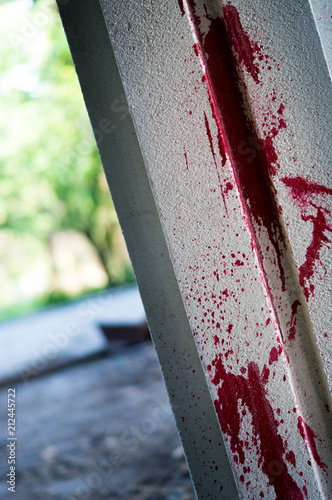 Säule mit unscharfen Hintergrund mit einem Blut ähnlichem Spraydosen Unfall