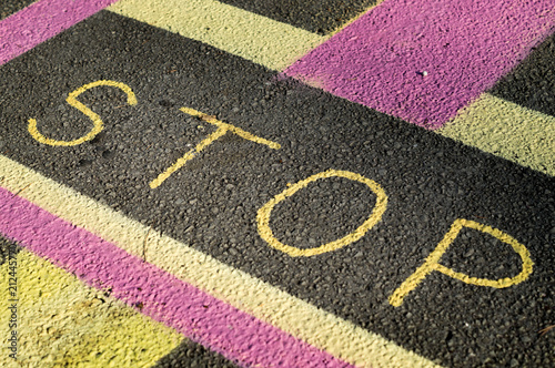 Stop mit Kreidestiften auf der Straße in bunt