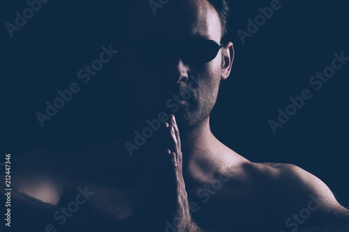 Fotografia Homme viril et lunettes noires