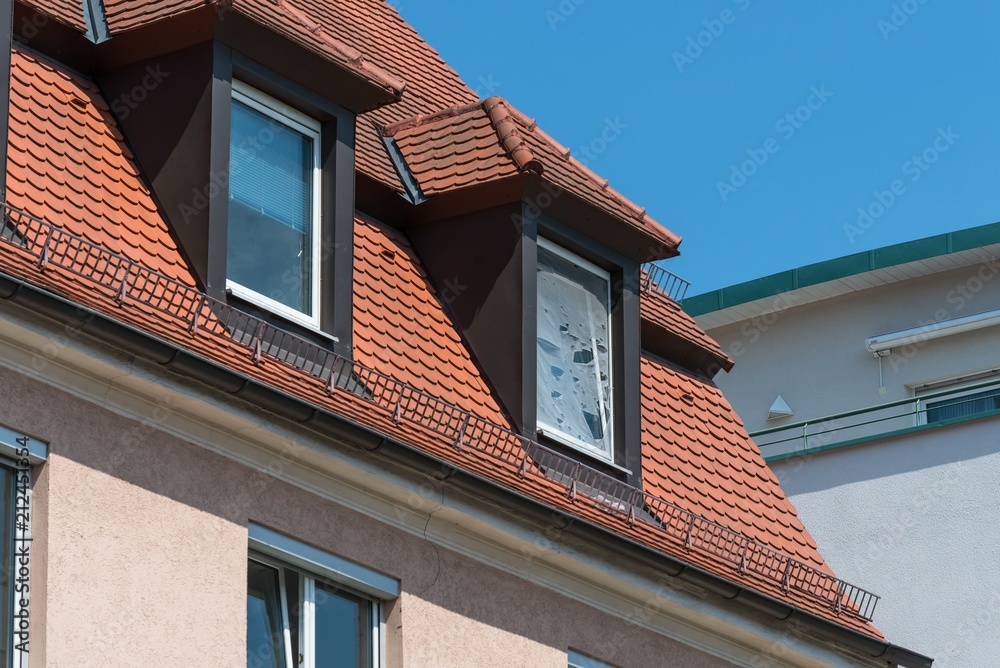 Kaputtes Fliegengitter an einem Dachfenster