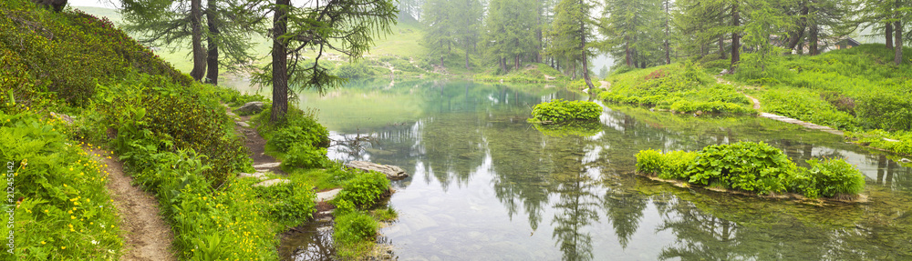 Obraz premium panorama fog morning on lake in Italy