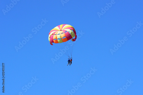 sea couple parasailing