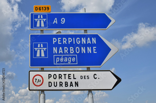 Panneau de direction : autoroute A9, Perpignan, Narbonne, péage, Portel des Corbières, Durban
