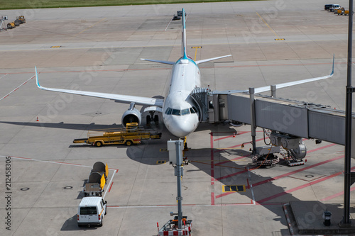 Jet parkt am Flugsteig bereit zum Boarding