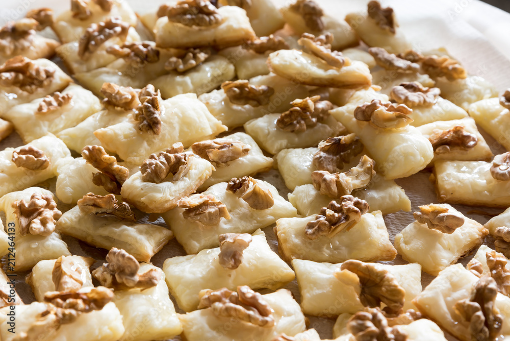 Cook appetizers with bread and walnuts Cook appetizers with bread and walnuts