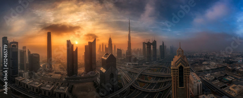 Nebliger Morgen über das Zentrum Dubais © Cara-Foto