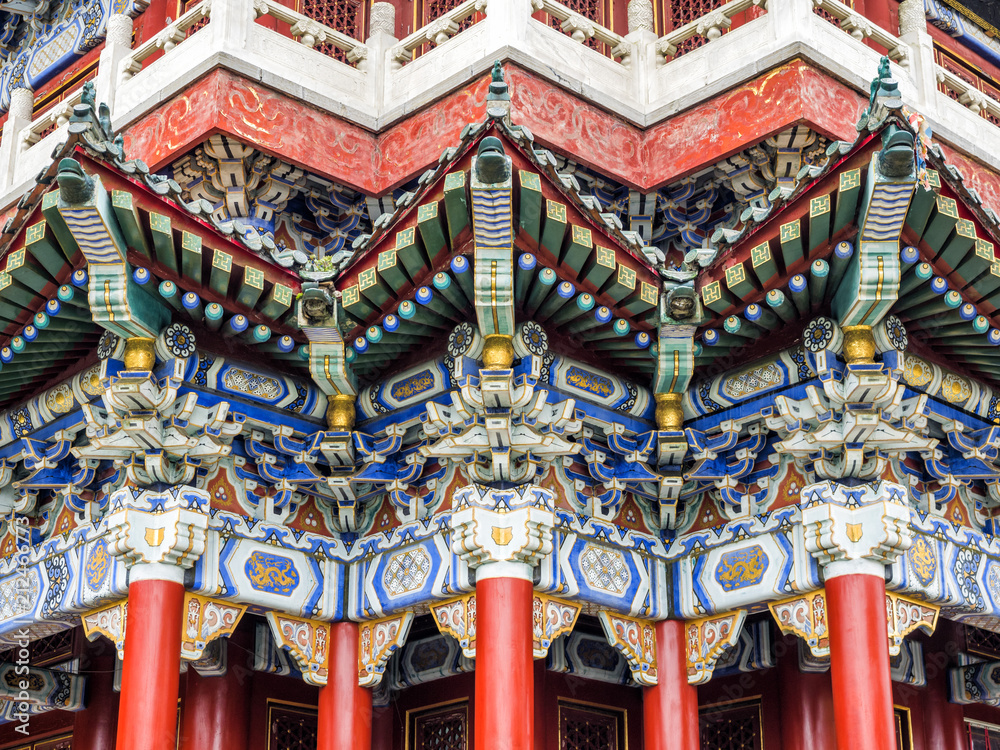 Obraz premium Buddhist Temple with colorful decorative details at the top of the Tianmen Mountain, Hunan Province, Zhangjiajie, China