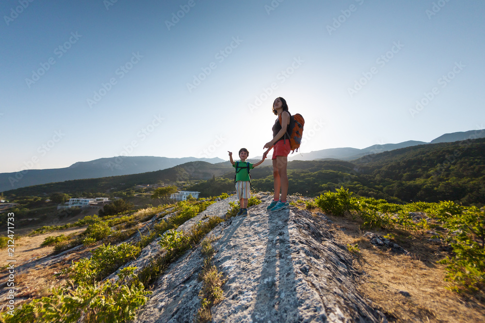 Naklejka premium A woman is traveling with a child.