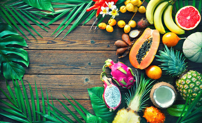 Crédence de cuisine Fruits Fruits tropicaux feuilles de palmier fond sombre  © Alexander Raths