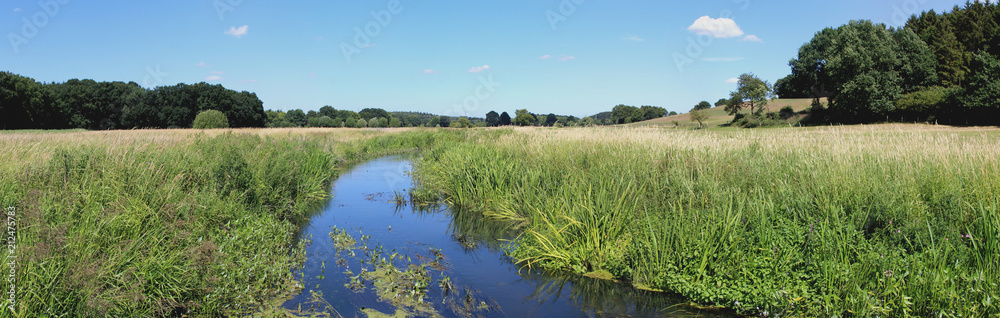 Fototapeta premium Fluss Eider am Westensee bei Kiel - Panorama