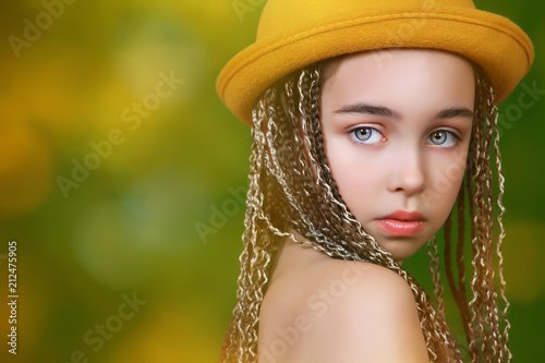 красивый портрет девочки с большими голубыми глазами с прической - косички, экзотика, модный образ, стиль