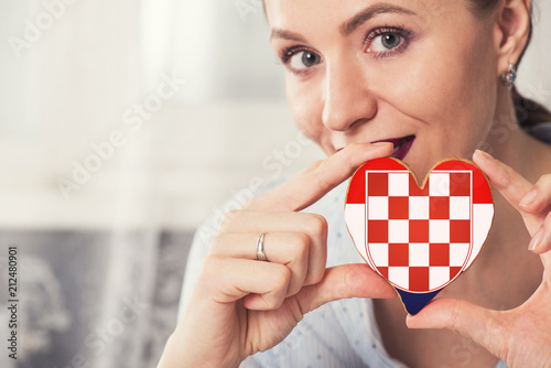 Young woman with gingerbrea...