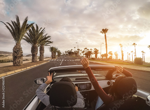 Fotografía Happy people having fun in convertible car in summer vacation - Young couple lau