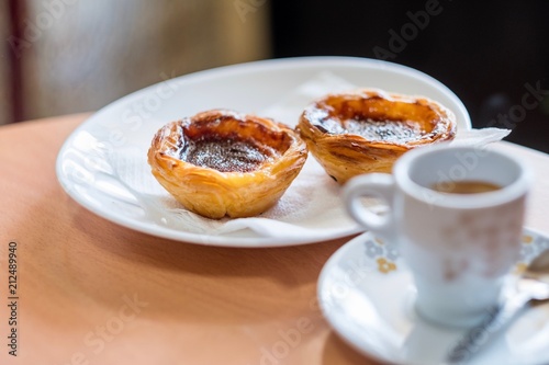 Obraz na płótnie Traditional Portuguese pastry and coffee w salonie