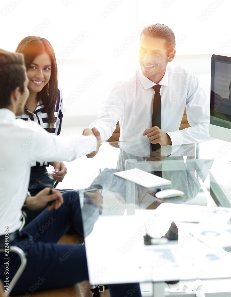 Obraz premium Business people shaking hands, finishing up a meeting