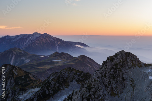 雄山からみる薬師岳と五色ヶ原の夕景