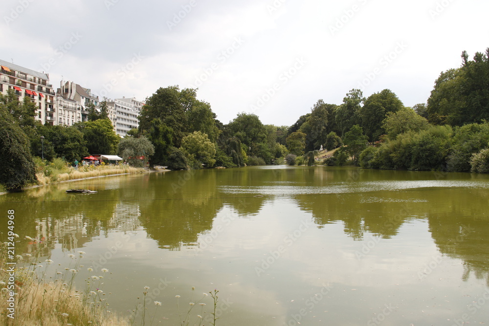 Lac du parc de Montsouris à Paris