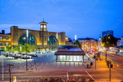 Fotografía night view of king cross station in london, uk