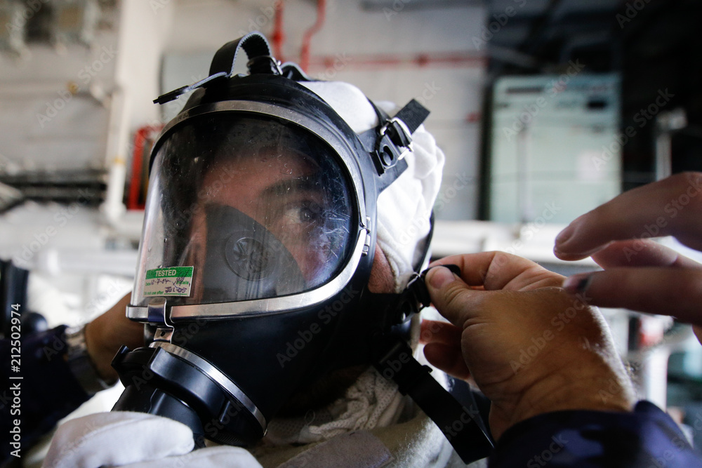Fototapeta premium omanian special forces marine using a firefighter mask